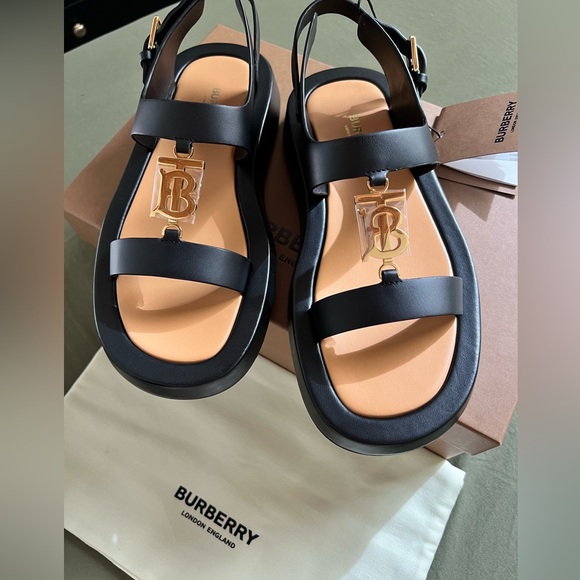 COPY - NEW! BURBERRY
Buckingham Logo Leather Slingback
Sandals - Picture 4 of 6